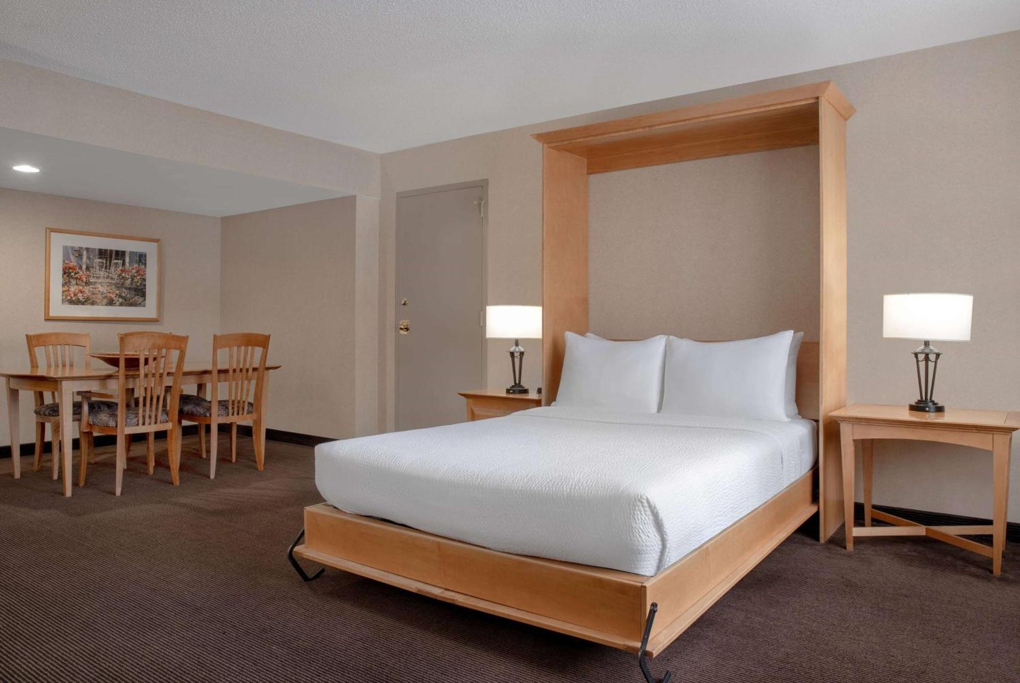 Ramada Plaza By Wyndham Calgary Downtown Hotell Eksteriør bilde